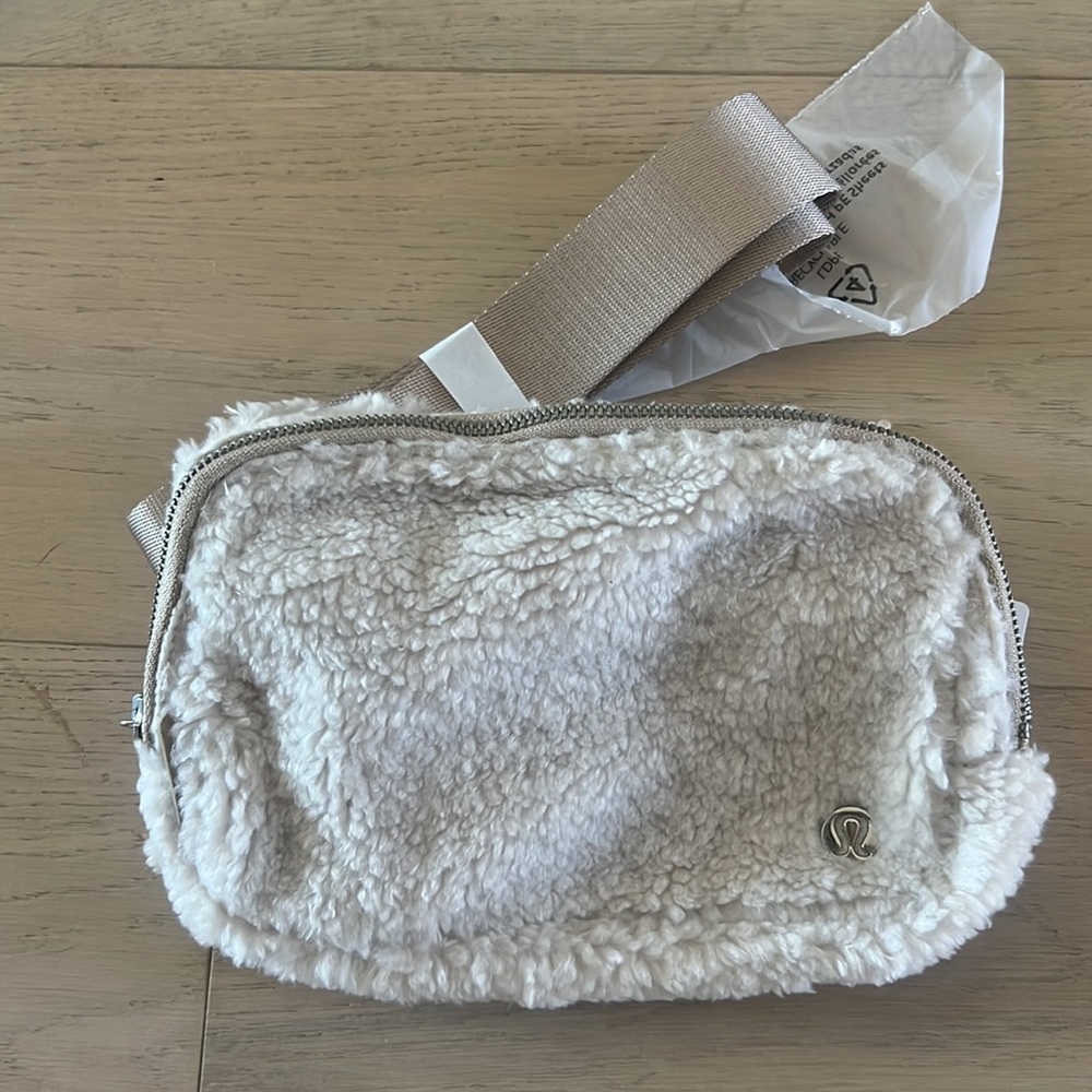 🤍 NWT 🤍 Lululemon Everywhere Fleece Belt Bag - Ivory - Picture 3 of 4